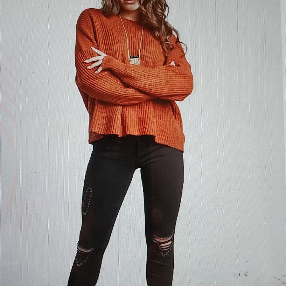 Round neck Long Sleeves sweater - Picture 2 of 5